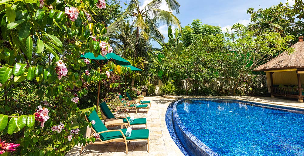 Villa Mako - Tropical garden surrounds the pool